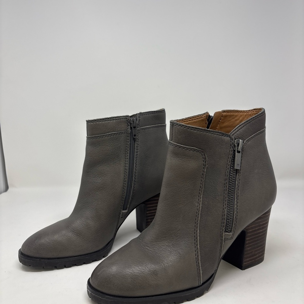 Lucky Brand Nilafa Women’s Leather  Zipper Ankle Boots Taupe Grey Size 7.5